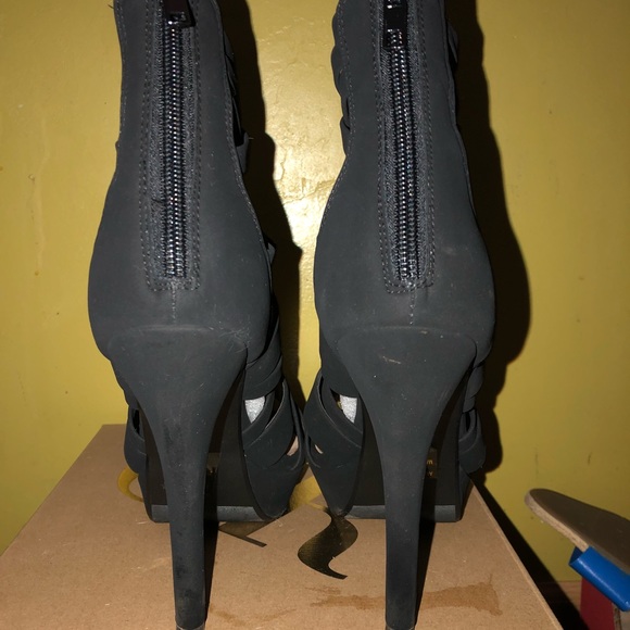Black heels - Picture 3 of 5